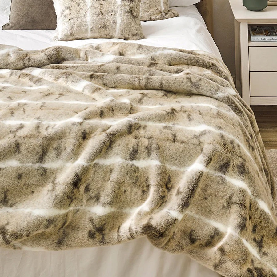 Light & Feminine throw