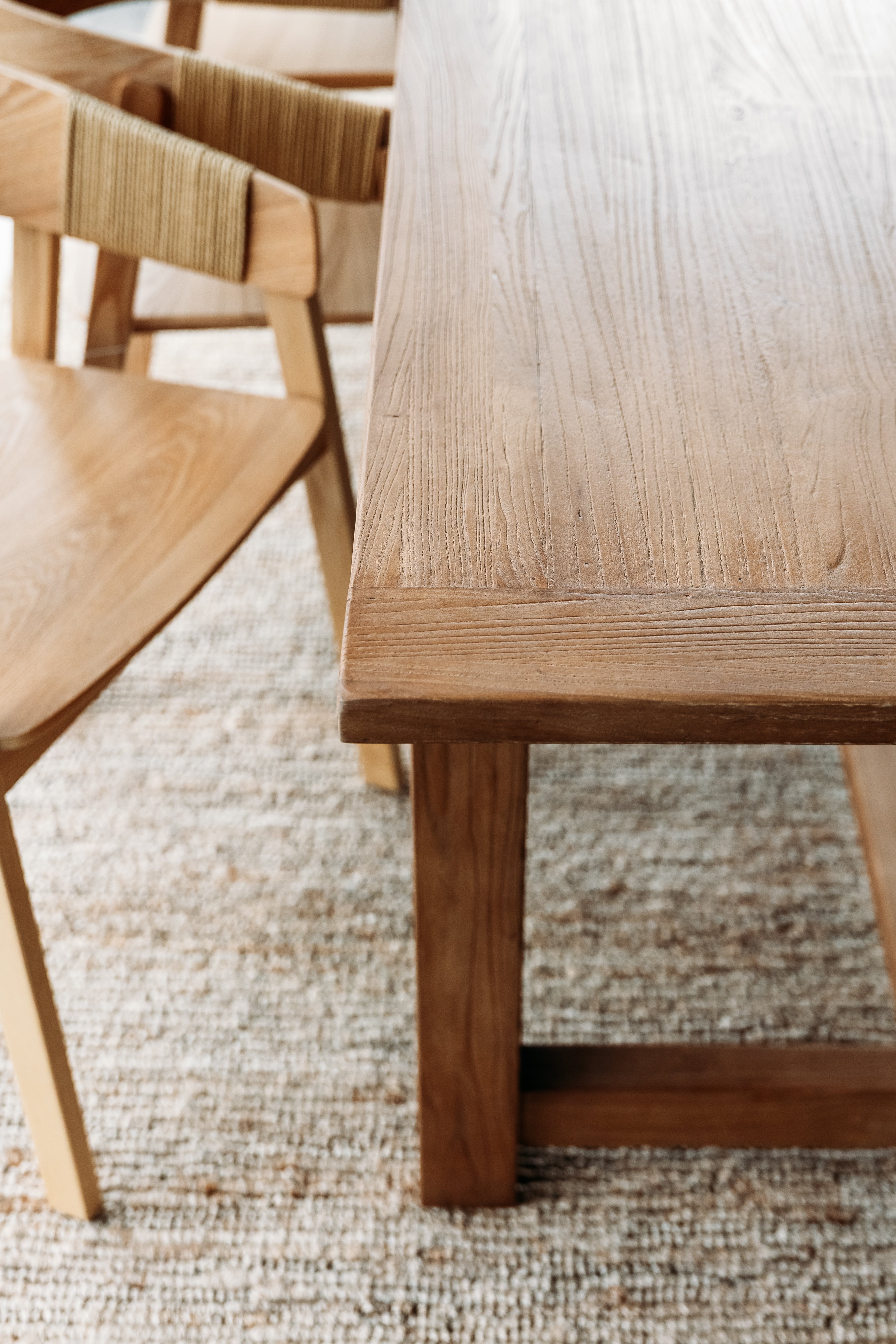 Kairaki dining table