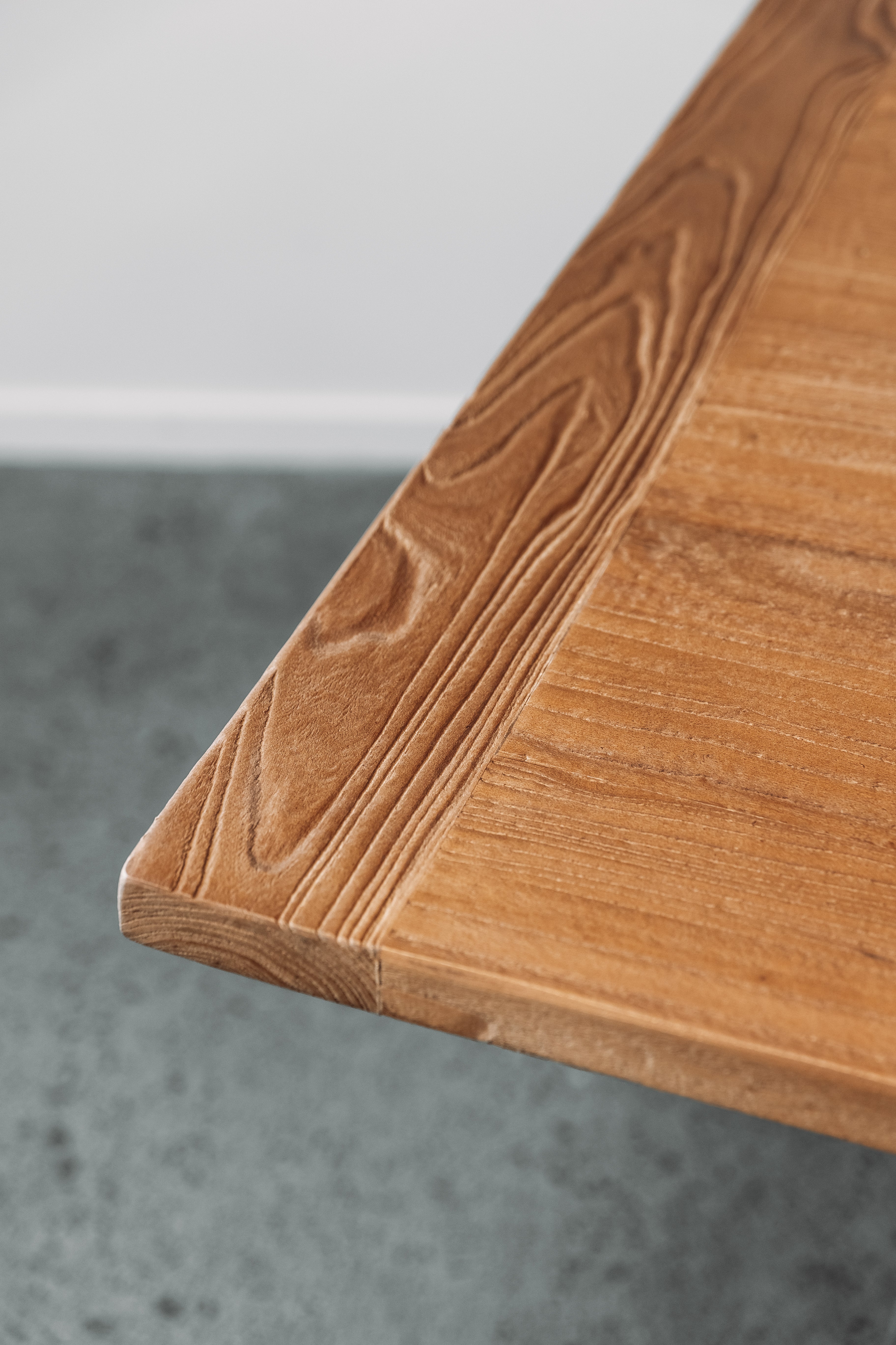 Kairaki dining table