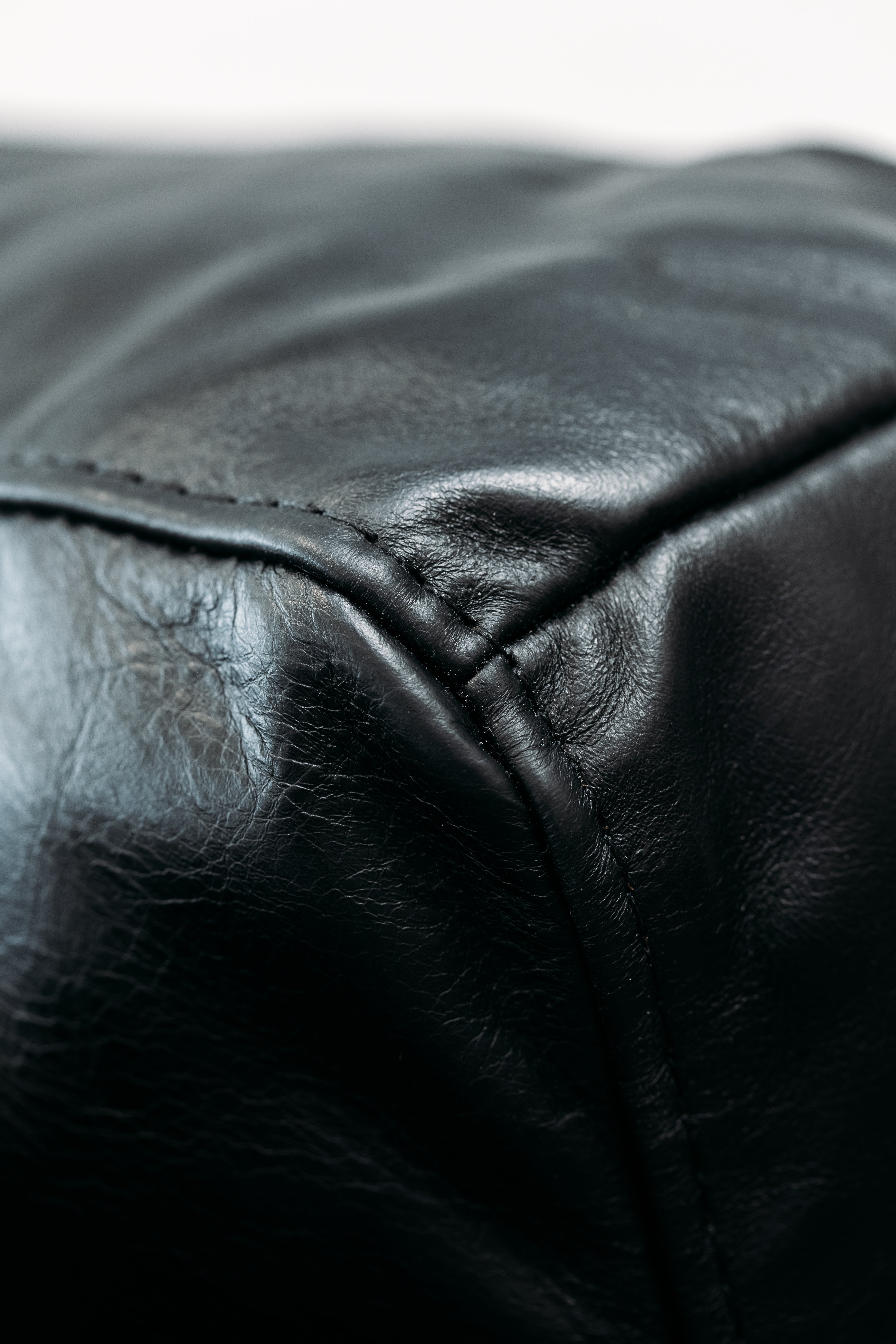 Yukon leather armchair in black/natural