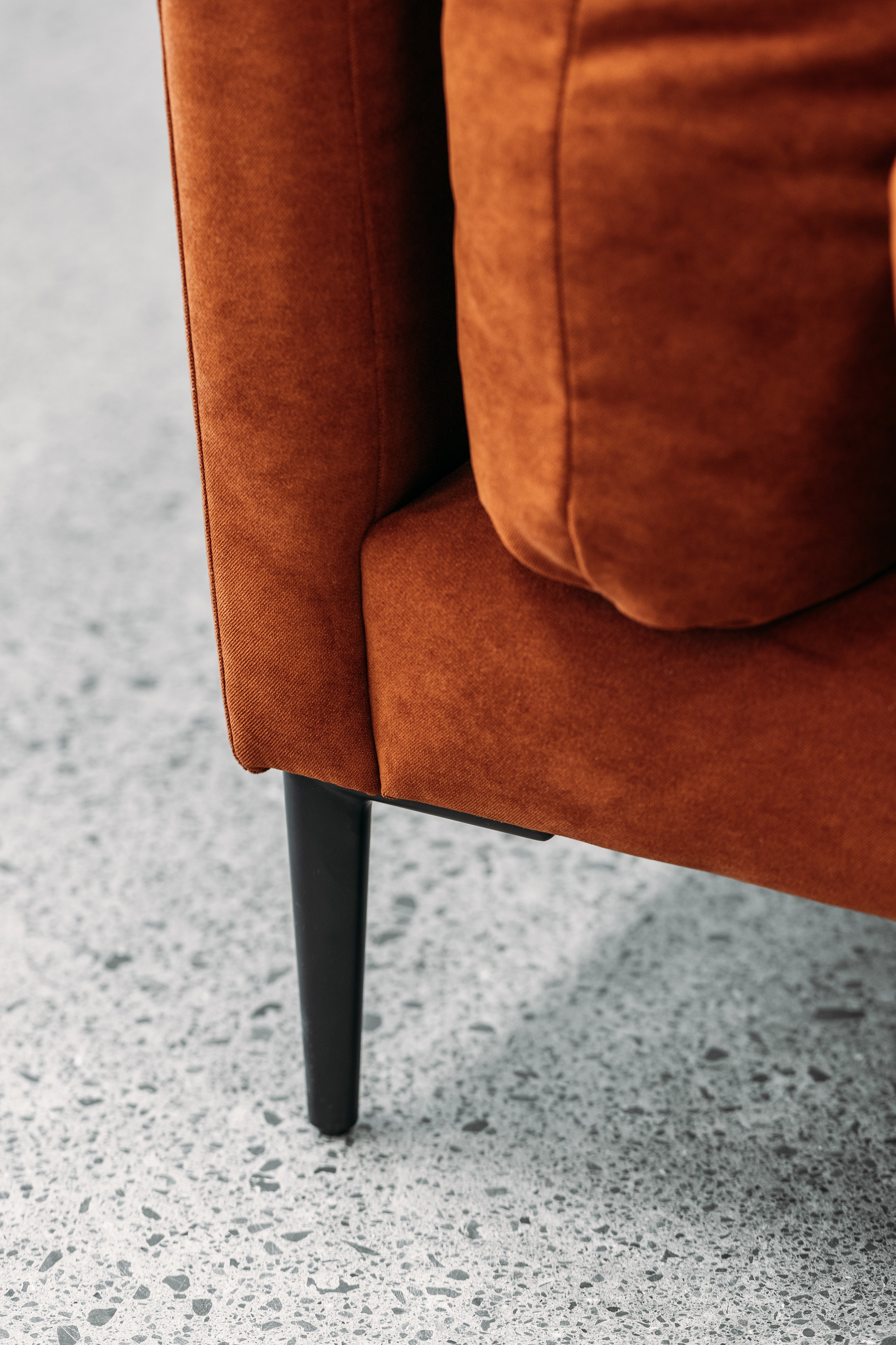 Lindis sofa in archive russet