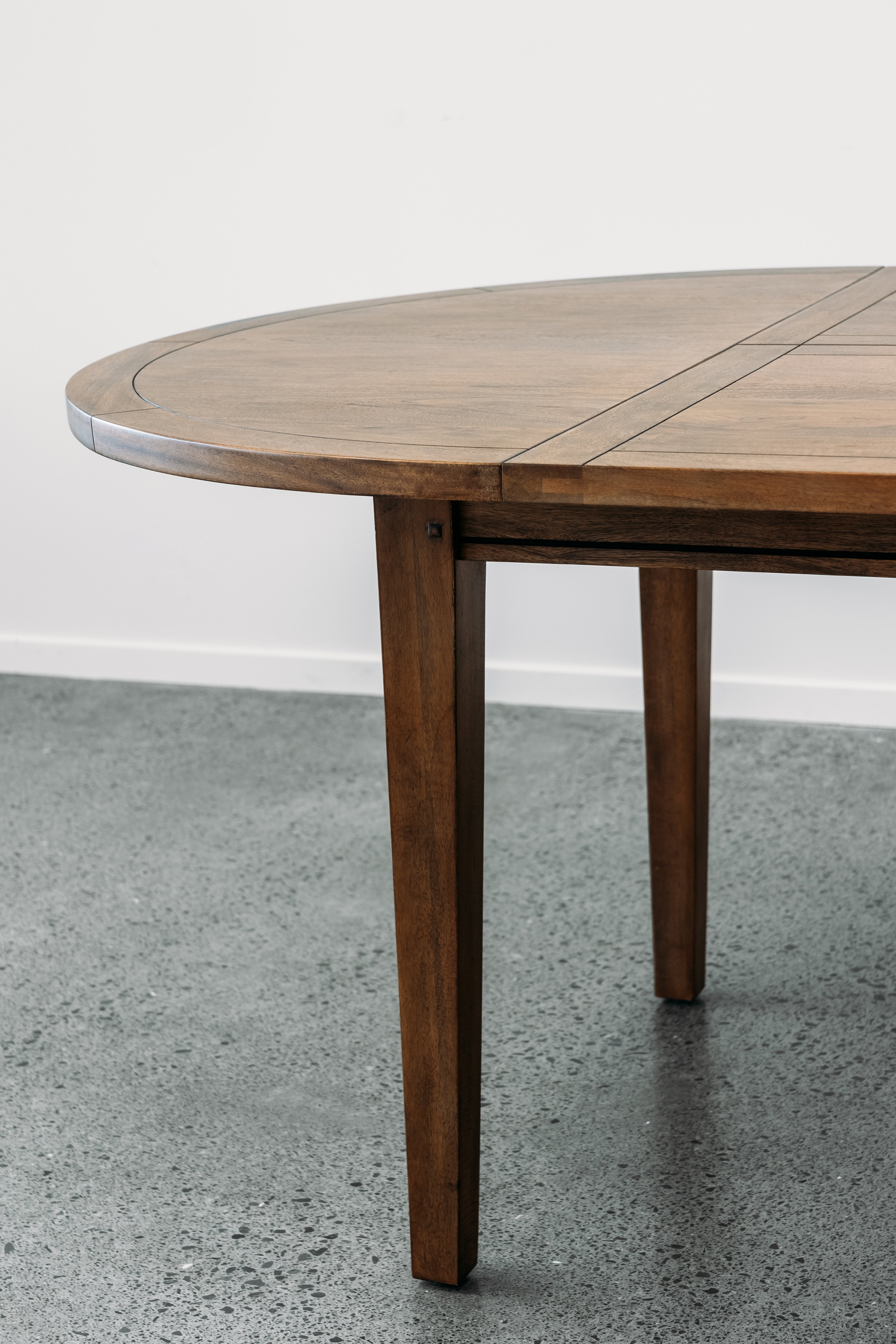 Greytown round extension table