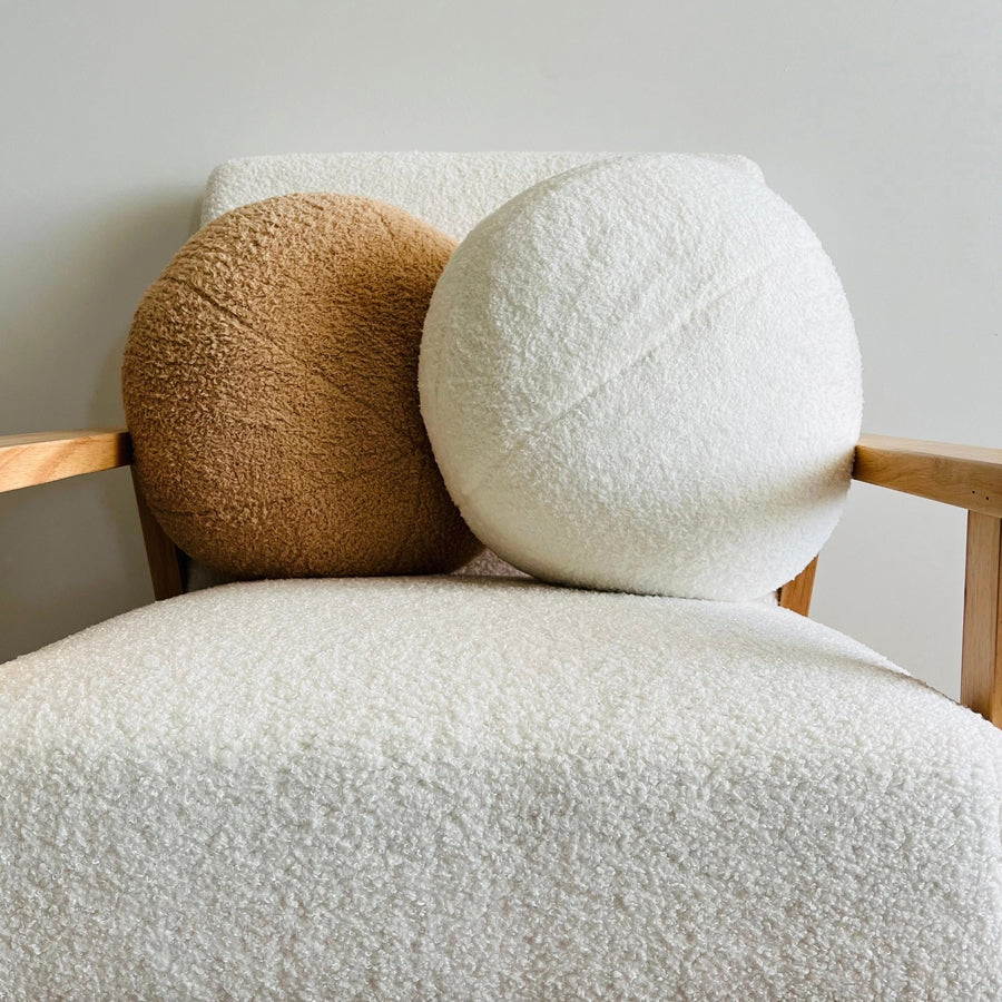 Plush round cushion in camel