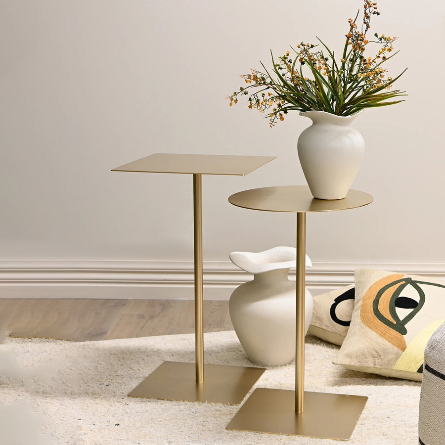 Regent round side table in gold 