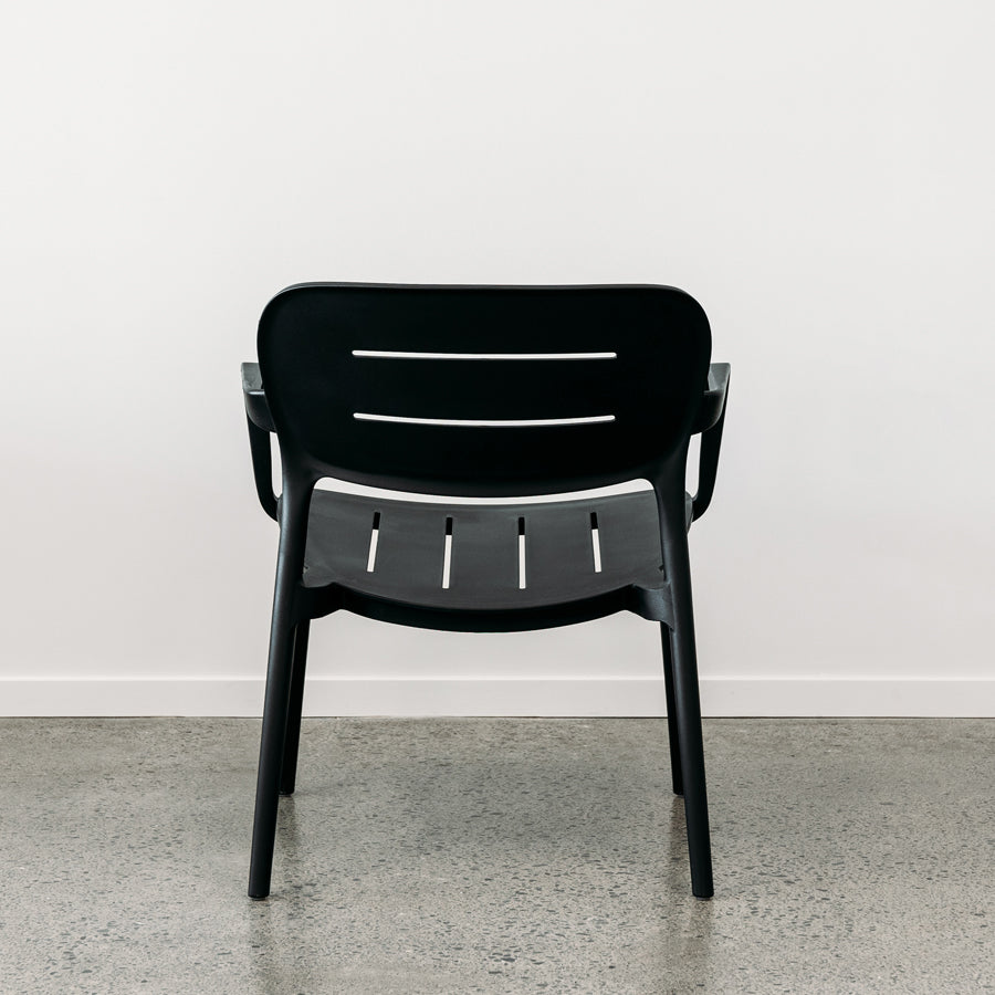 Nova outdoor dining chair in black