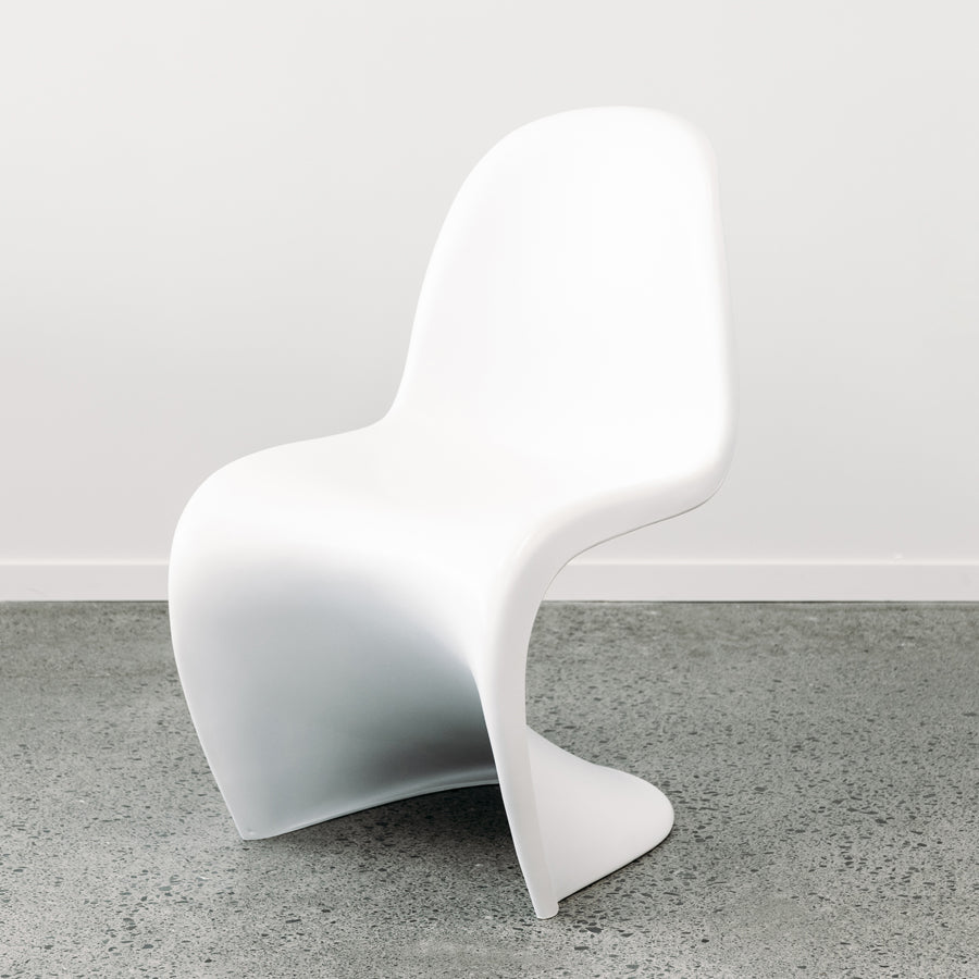 S-Shape dining chair in white